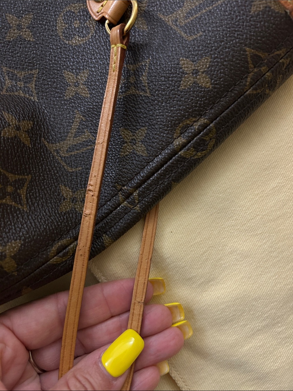 Louis Vuitton Neverfull MM Monogram Canvas Tote with Vachetta Trim - Picture 9 of 16